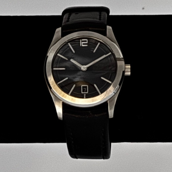 Gucci 5700L Black and Silver Women's Watch w/ original Leather Band New Battery - Picture 1 of 14